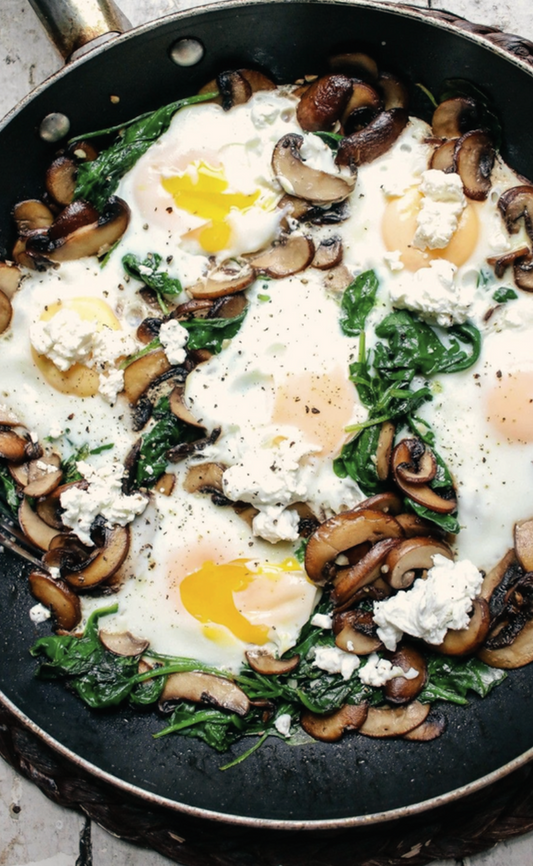 Huevo sobre champiñones con chipotle y queso de cabra