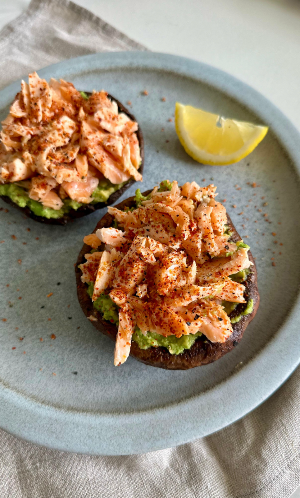 Pizzas de portobello con aguacate y salmón