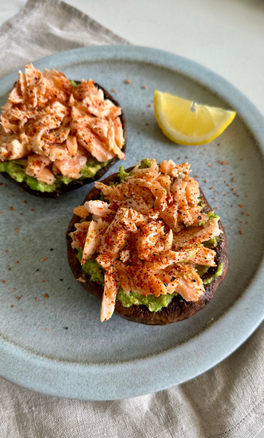 Pizzas de portobello con aguacate y salmón