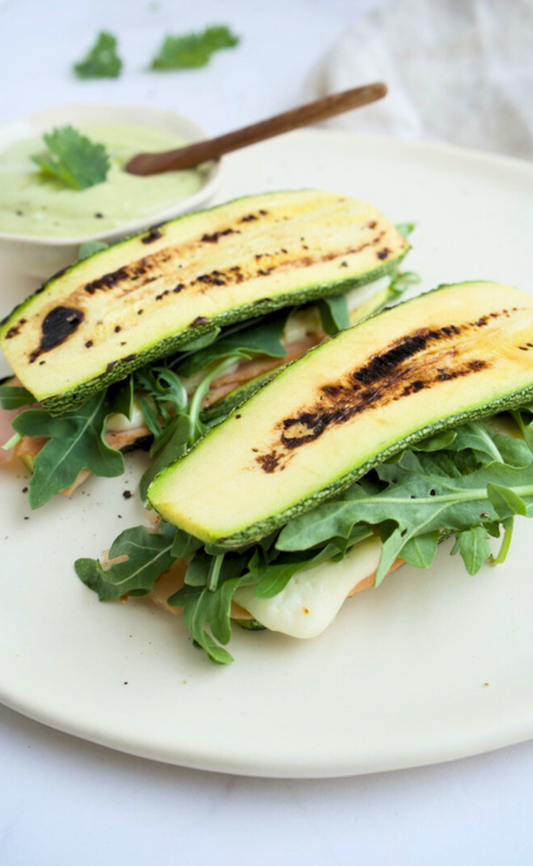Sandwich de calabacitas con panela, pavo y salsa de aguacte