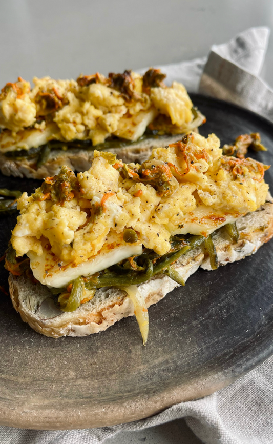 Toast de rajas poblanos con flor de calabza, panela y huevo