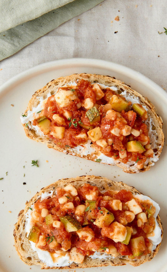Tostadas de pavo y panela con calabacitas a la mexicana