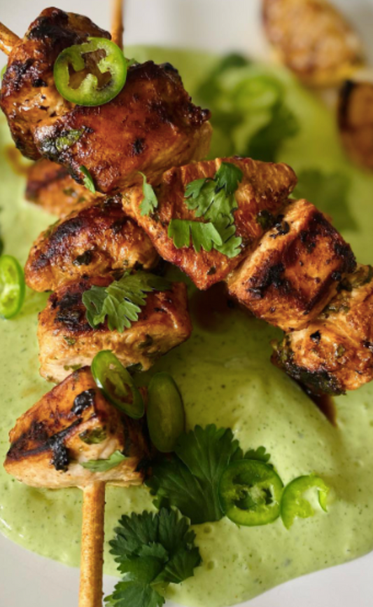 Brochetas de pollo con salsa de cilantro y aguacate