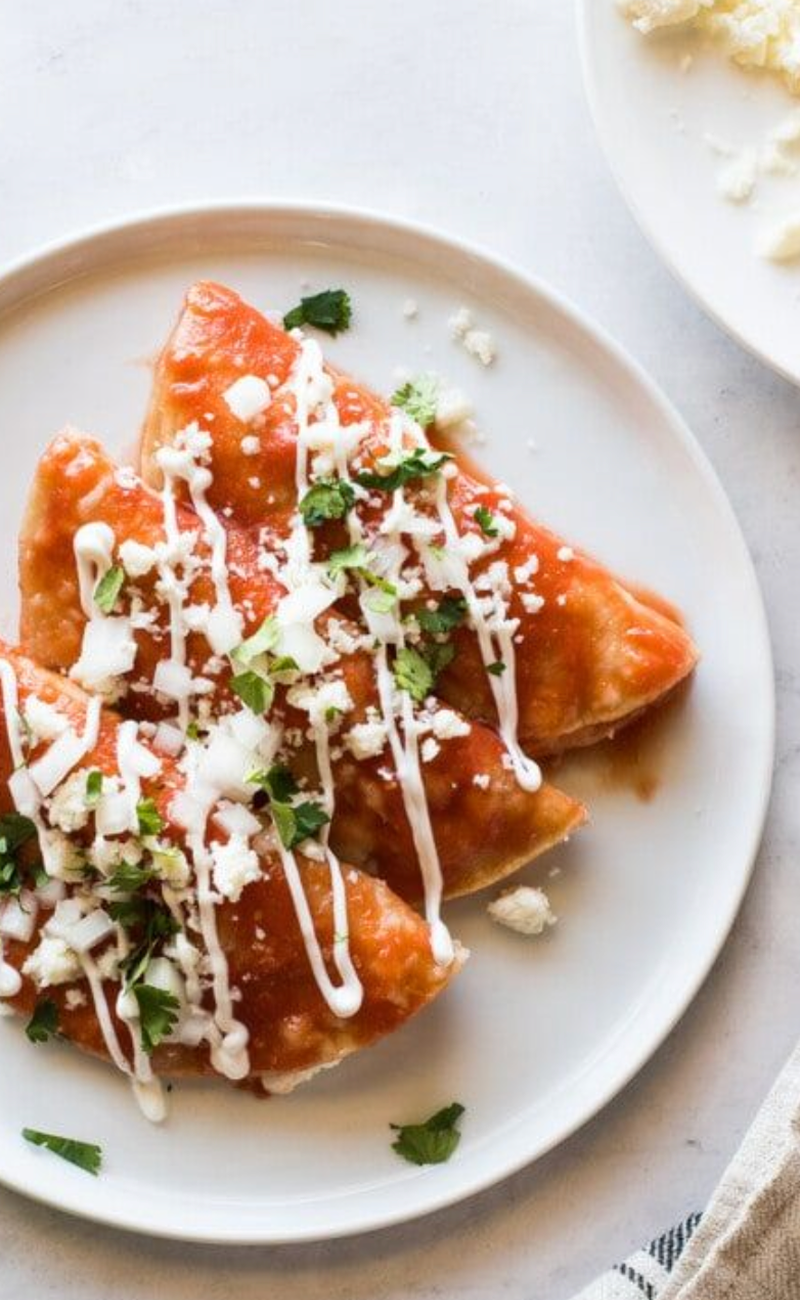 Enchiladas keto con salsa de tomate y chipotle