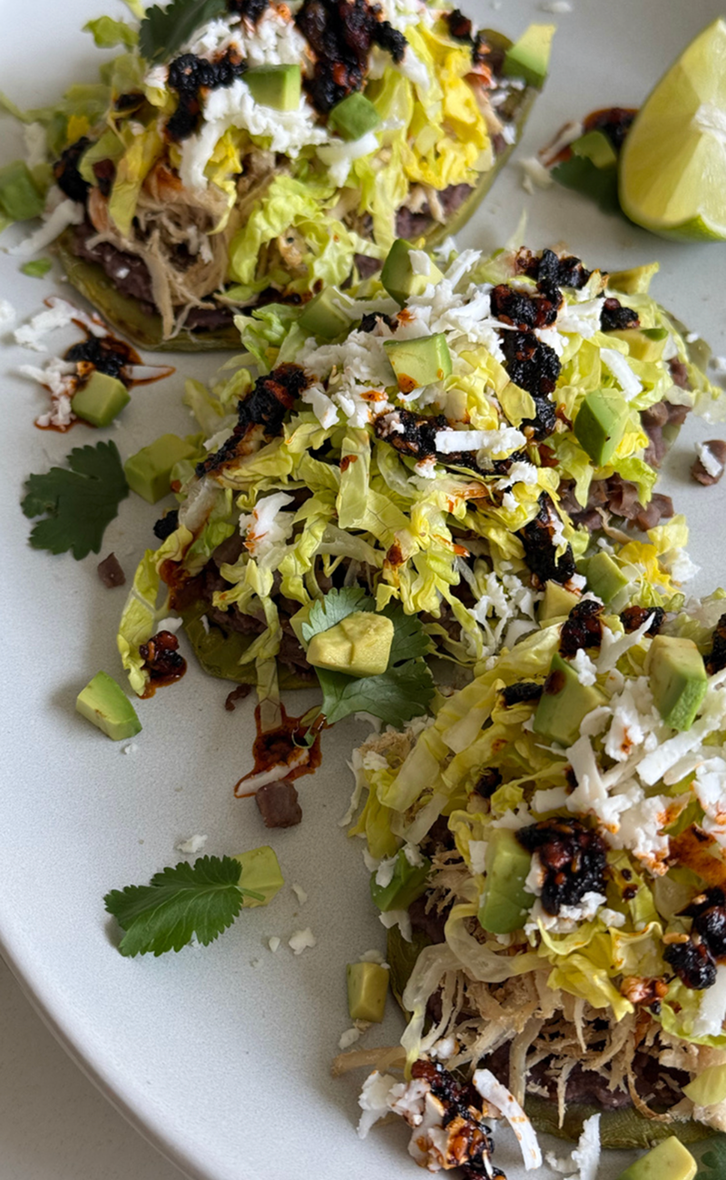 Huarache de nopal con pollo y salsa macha
