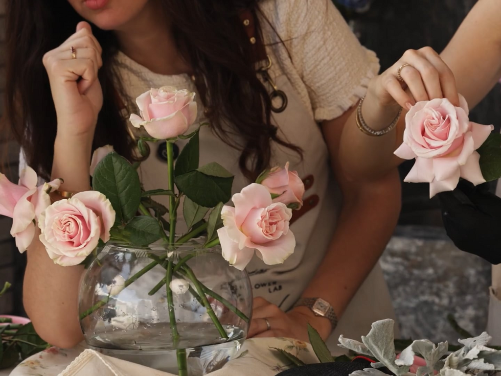 Arreglo floral en una pecera de vidrio