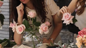 Arreglo floral en una pecera de vidrio