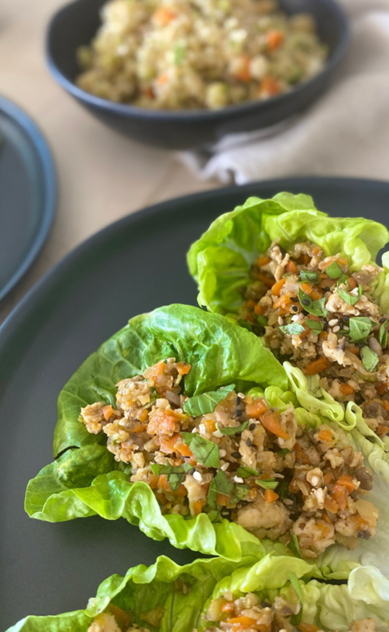 Tacos chinos de pollo en hojas de lechuga